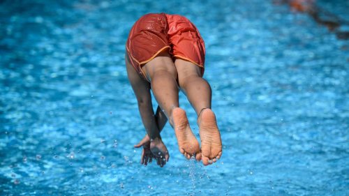 Polizei im Freibad: Frühlingsgefühle? Mann steigt in Freibad ein