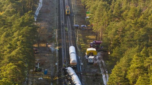 Verkehr: Deutsche Bahn: Erster Wagen von Unfallstelle abtransportiert