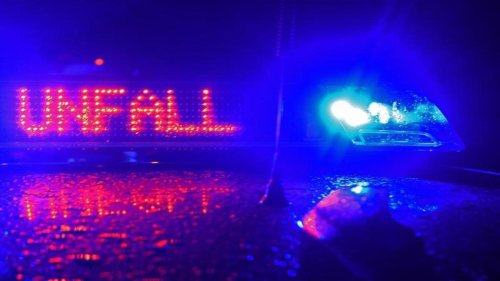 Unfälle: 19-Jähriger mit Auto gegen Baum: Lebensgefährlich verletzt