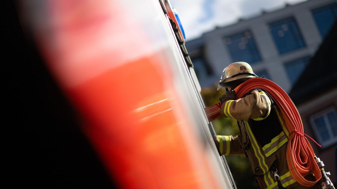 Brände: Autobrand greift auf Haus über - hoher Schaden erwartet