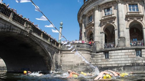 Stadtentwicklung: 100 Jahre Badeverbot - Demonstranten gehen ins Wasser
