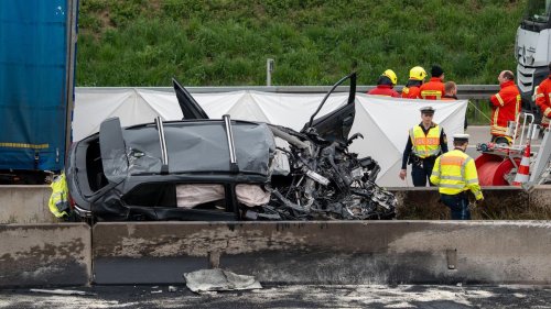 Schwerer Unfall: Lastwagen prallt auf A9 gegen Wagen - Autofahrer stirbt