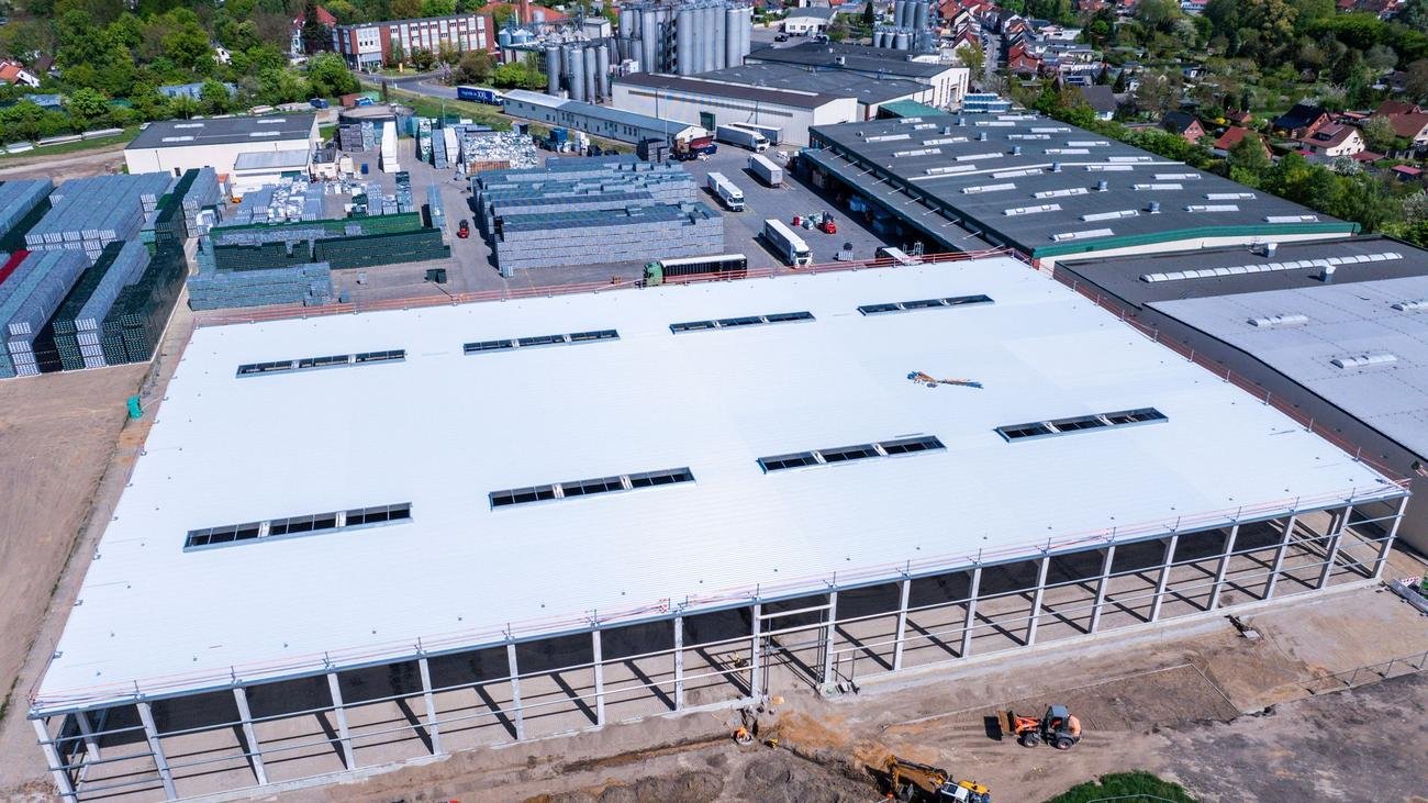 Bier aus Lübz: Neue "Lübzer"-Lagerhalle - Über 2.000 Lkw-Fahrten weniger