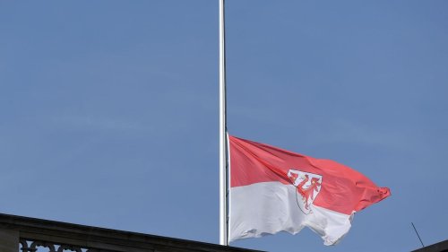 Katholische Kirche: Trauerbeflaggung in Brandenburg für Papst Franziskus