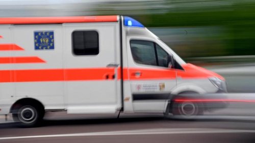 Verkehr: Mann liegt schwerstverletzt auf Fahrbahn der A46