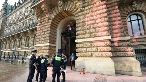 Hamburg: Vor Königsbesuch: Aktivisten besprühen Rathaus mit Farbe