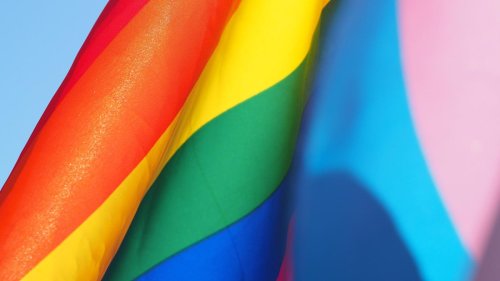 Internationaler Tag gegen Queerfeindlichkeit: Nancy Faeser hisst Regenbogenflagge vor Innenministerium
