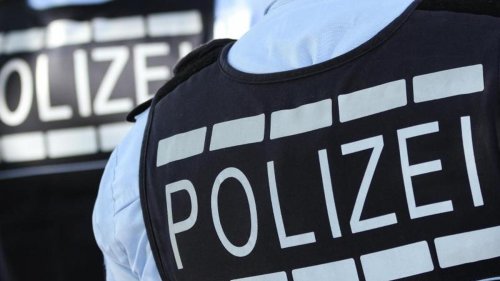 Polizei befreit mutmaßlichen Autoknacker aus Fahrzeug