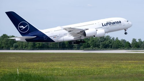 Flugzeug: Blasmusik zum Start: Lufthansa fliegt wieder mit A380