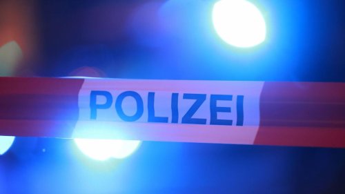Unfall in Rheinland-Pfalz: Teenager krachen mit Auto gegen Baum - 17-Jährige stirbt