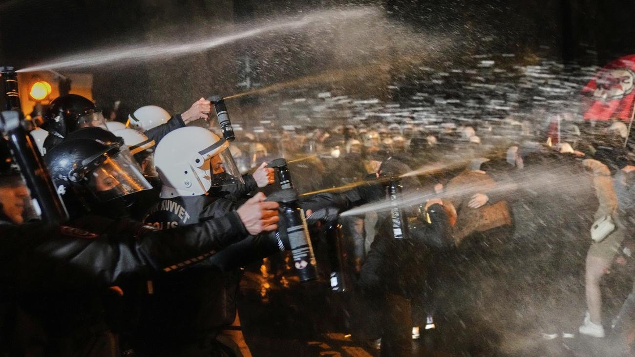 Türkei: Hunderttausende protestieren in Istanbul, Zusammenstöße mit Polizei