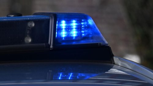 Polizei: Bahn stößt mit Sattelzug zusammen
