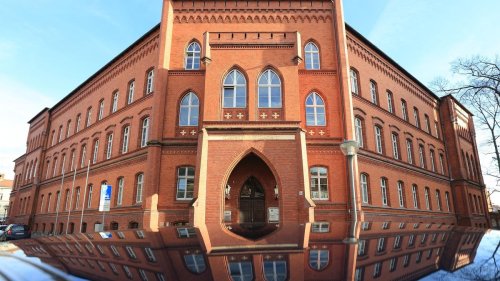 Syrer getötet: Tödliche Messerstiche in Burg: Prozess gegen fünf Männer