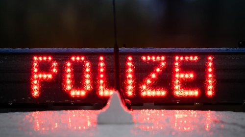 Belästigung: Frau in Bus bedrängt - Gruppe schlägt auf Fahrgäste ein
