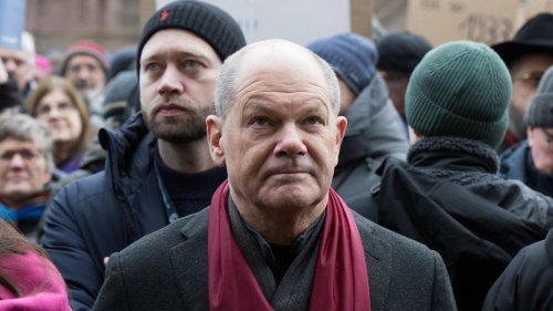 Engagement gegen Rechts: Ex-Kanzler eröffnet Ausstellung gegen Rechtsextremismus