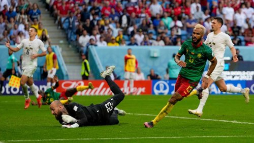 Fußball-WM in Katar: Remis gegen Serbien: Choupo-Moting wahrt Kameruns Hoffnung