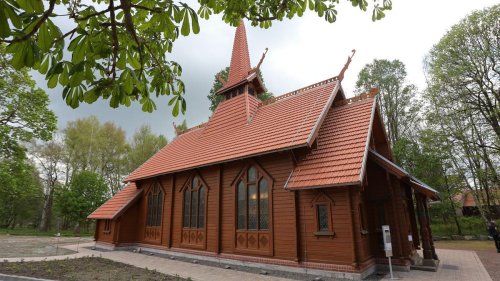 Feierlichkeiten: Umgesetzte Holzkirche wird im Harz eingeweiht