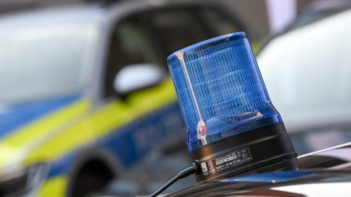 Bielefeld: Auto prallt gegen Baum: 71-Jähriger stirbt im Krankenhaus