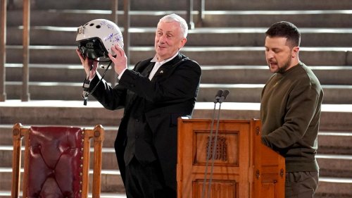 Präsident der Ukraine: Wolodymyr Selenskyj überreicht Helm eines Kampfpiloten an britischen Parlamentssprecher