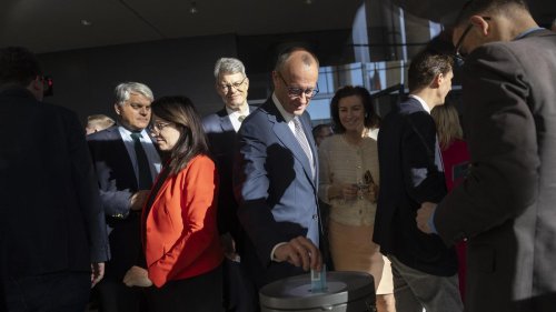 Grundgesetzänderungen: Bundestag stimmt für Schuldenpaket von Union und SPD