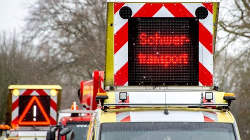 Komplizierte Bergung: Schwerlasttransporter verliert Ladung - Straße blockiert