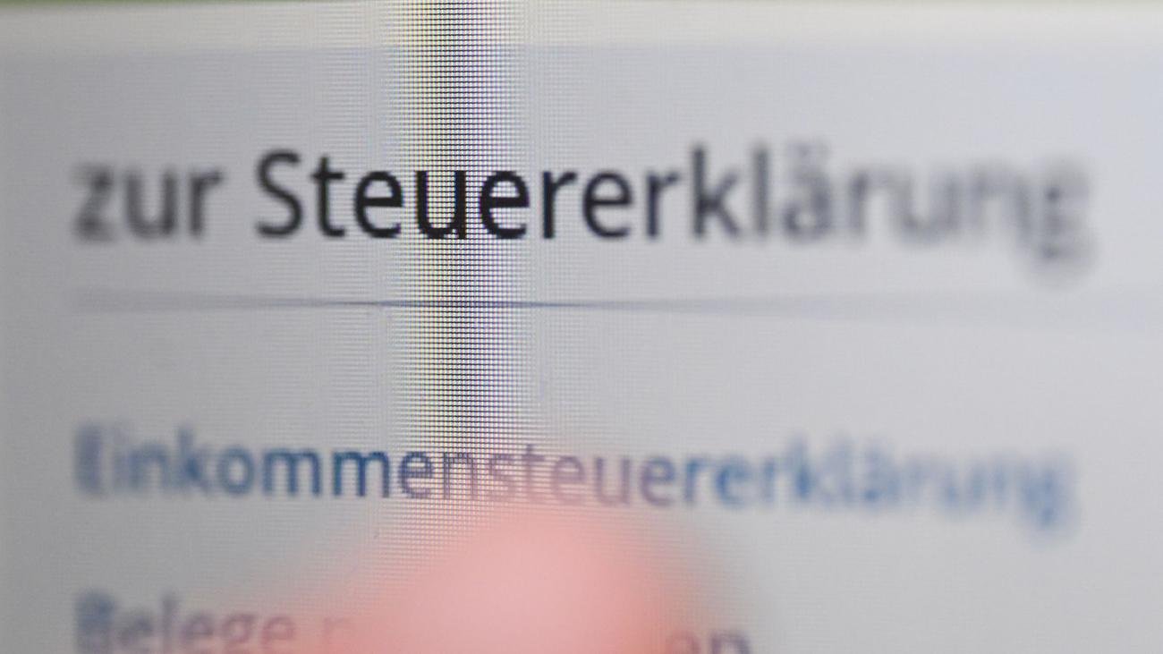 Abgaben: Einkommensteuer 2024: Finanzbeamte legen los
