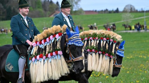 Brauchtum: Georgiritt mit Hunderten Pferden und Schwerttanz