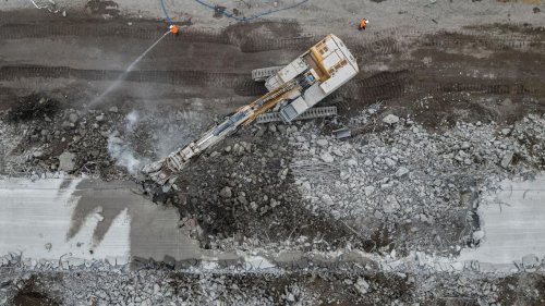 Marode Infrastruktur: Westendbrücke über Gleisen komplett abgerissen