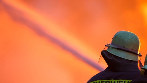Behandlung notwendig: Lagerhalle in Flammen – Fünf Einsatzkräfte leicht verletzt