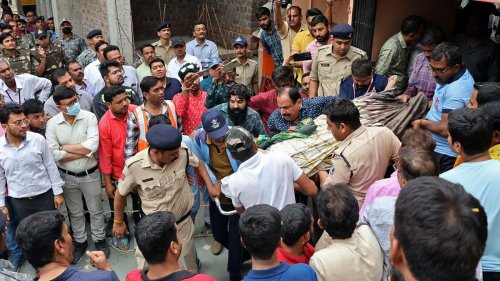 Eingestürzter Boden: 36 Tote nach Unglück in Tempel in Indien