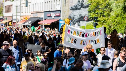 Kultur: Karnevals-Umzug rollt durch Kreuzberg
