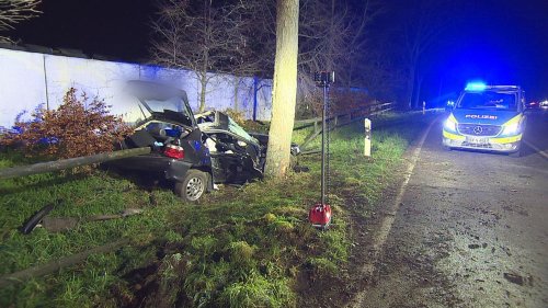 Verkehrsunfälle: Schwerer Unfall: 20 Jahre alter Beifahrer stirbt