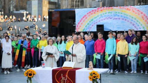Kirche: Priester segnen gleichgeschlechtliche Paare vor Kölner Dom