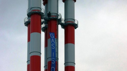 Umwelt: Klimaaktivisten steigen von Schornstein eines Heizkraftwerks