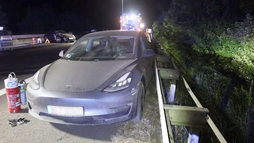Verkehr: Zusammenprall zweier Luxuswagen auf A45: 80.000 Euro Schaden