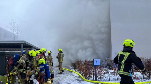 Polizei ermittelt: Kellerverschläge in Hellersdorf in Brand