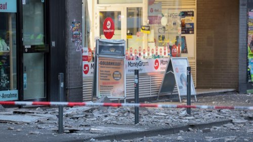 Notfälle: Nach Teilabsturz von Fassade auf Fußgänger - Polizei prüft