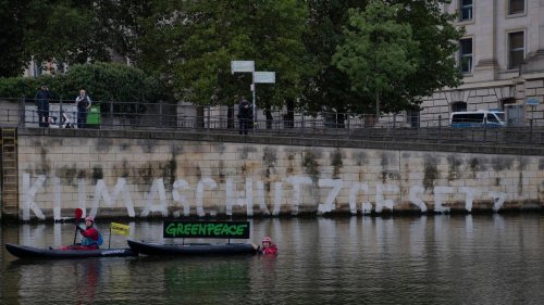 Demonstration: Aktion: Greenpeace gegen Änderung von Klimaschutzgesetz