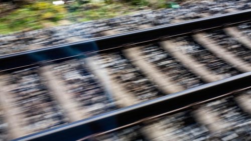 Schwer verletzt: Zug schleift 18-Jährigen 70 Meter weit mit