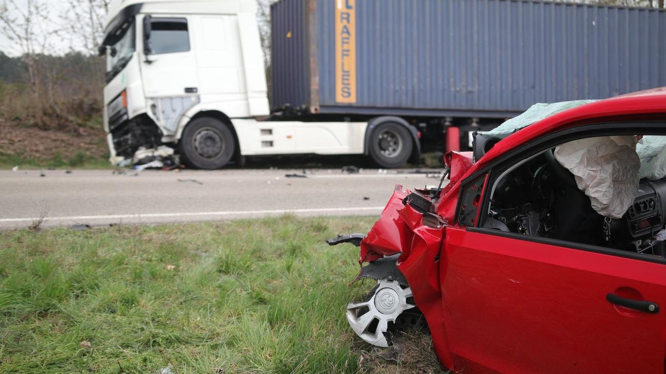 Landkreis Ansbach: Pkw kollidiert mit Lkw - 68-jähriger Autofahrer stirbt