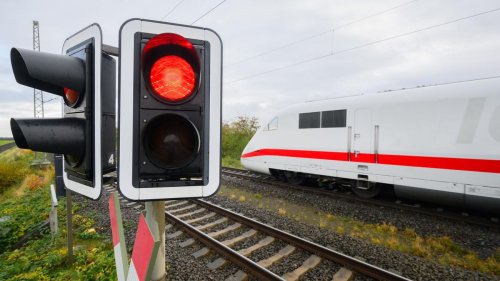 Auch Fernverkehr betroffen: An Bahnübergang von TGV erfasst - Mann schwer verletzt