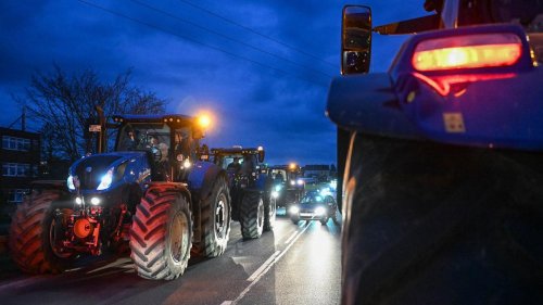 Demonstrationen: Bauern bremsen Verkehr an Autobahnbrücken in Sachsen aus