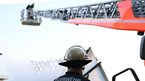 Einsatz in Leipzig: Brand in Mehrfamilienhaus - Feuerwehr rettet mit Drehleiter