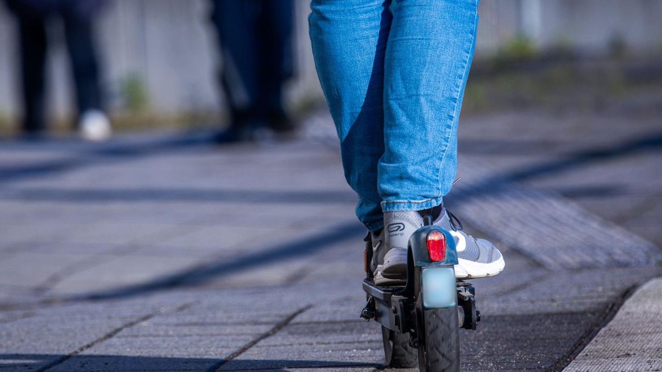 Verkehr: Bis zu 50 km/h möglich - Polizei stoppt E-Scooter-Fahrer