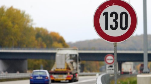 Tempolimit: Klimaaktivisten schrauben rund 250 Autobahnschilder ab