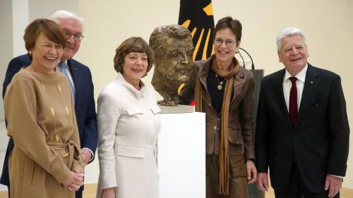 Berlin: Bronze-Büste von Ex-Bundespräsident Joachim Gauck enthüllt