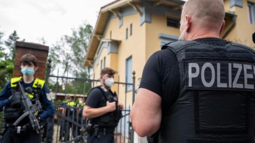 Zaunbau an Clan-Villa in Neukölln: Polizei kommt mit SEK