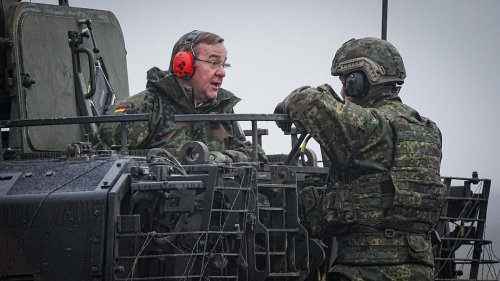 Bundeswehr: Pistorius im Parka: "Ich bin froh, bei der Truppe zu sein"