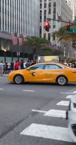 Hatt's Sun-Thing Special: New Yorkers Crowd Streets To See Manhattanhenge - Zenger News