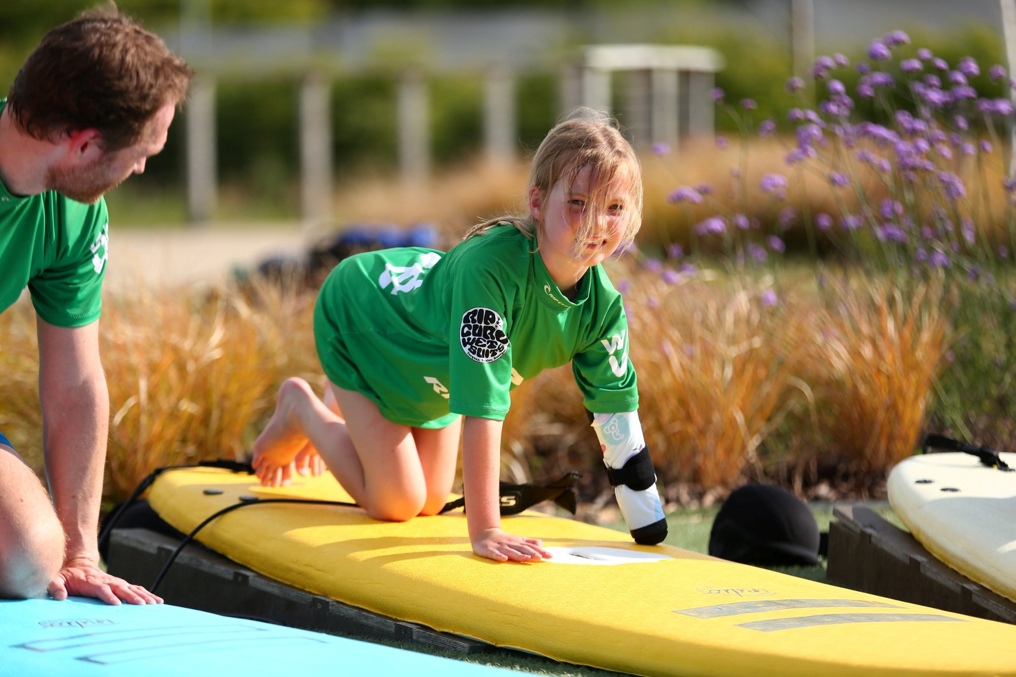 young-girl-becomes-first-woman-in-the-world-to-surf-with-a-prosthetic